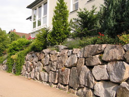 Mauer und Bepflanzung von Gartenbau Ihringer