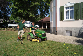 Rasenmäharbeiten durchgeführt von Gartenbau Ihringer